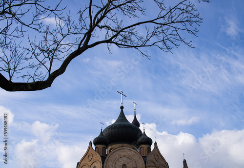 11.04.2023 Białystok Polska. Widok na kopuły cerkwi na tle nieba.