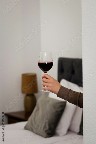 Lampka wina, romantyczny wypad, w apartamencie, w hotelu