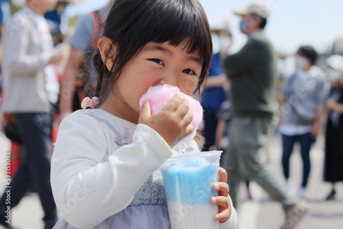 お祭りで綿菓子を食べる子供