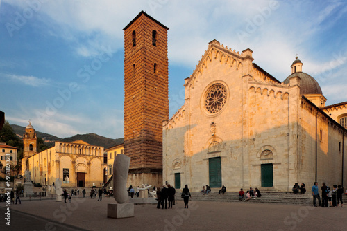 Pietrasanta, Lucca. Piazza del Duomo di San Martino con campanile e persone