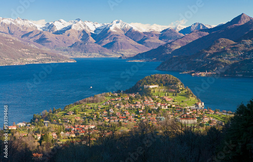 Bellagio. Parco di Villa Serbelloni al centro del Lago di Como verso le Alpi 