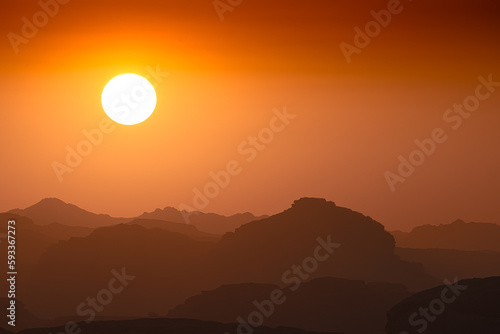 Wadi Rum w Jordanii. Piękny zachód słońca nad pustynnymi górami.