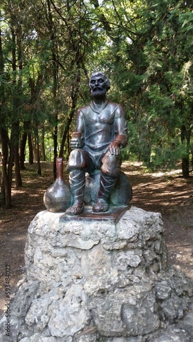 The sculpture "A Man with a Jug" by the Polish sculptor Ludwig Karol Szodki was installed on the Vorontsovskaya Alley of the Yessentuki Resort Park in 1903.