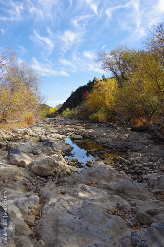 Sécheresse manque d'eau dans les Pyrénées orientales, terre craquelée rivière Agly 