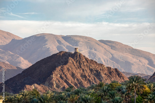 alter Aussichtsturm im Oman auf einem Berg