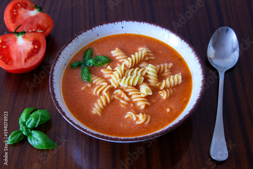 Zupa pomidorowa z makaronem i listkami bazylii
