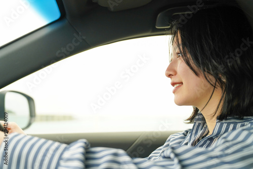 沖縄旅行でレンタカーを運転する女性１