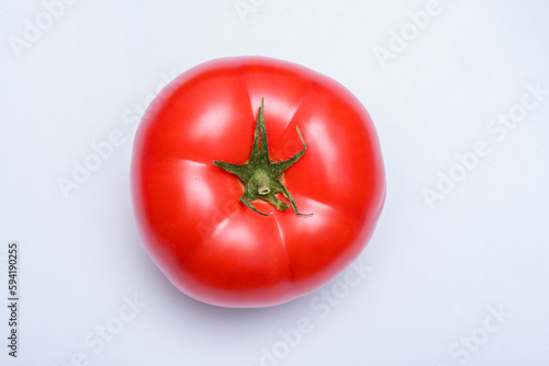 Jeden czerwony pomidor dojrzały na jasnym tle