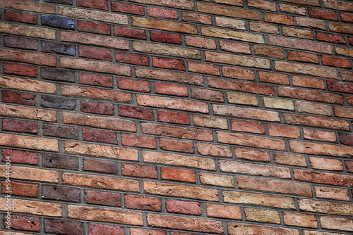 Mur z czerwonej cegły z równych prostokątów. Ściana. 