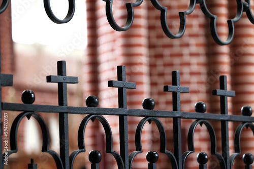 Wykute w stali ozdoby na bramie do kościoła.