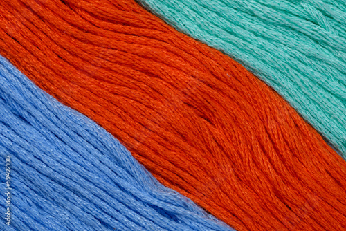 Trzy pasma kolorów ułożone skośnie w poprzek kadru zdjęcie makro zbliżenie na nici do haftowania 