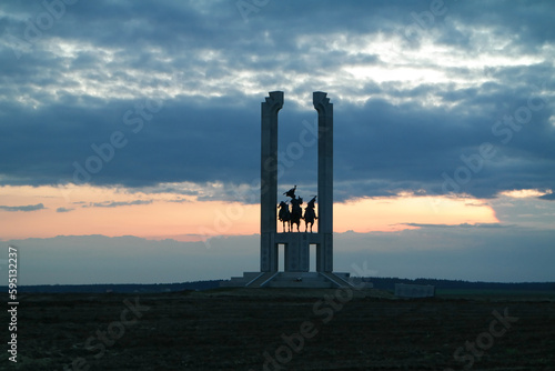 Pomnik upamiętniający bitwę pod Komarowem po zachodzie słońca.