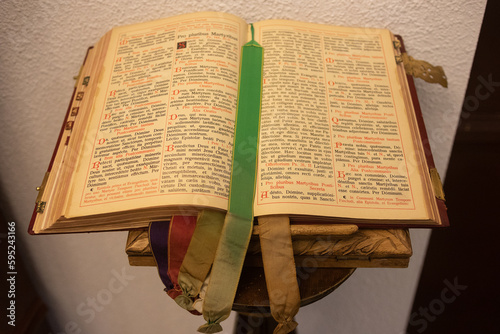 Un viejo libro religioso escrito en latín.