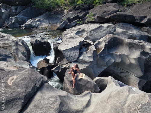 Mulher nas formações rochosas do Vale da Lua, na chapada dos Veadeiros em alto paraíso de Goiás