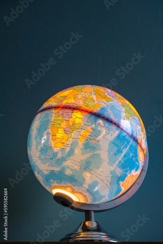mały podświetlany globus na stoliku