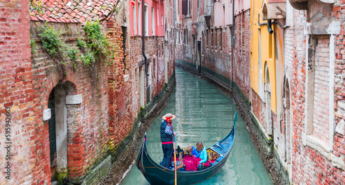 Wenecka gondolier punting gondolę przez zielony kanał nawadnia Wenecja Włochy