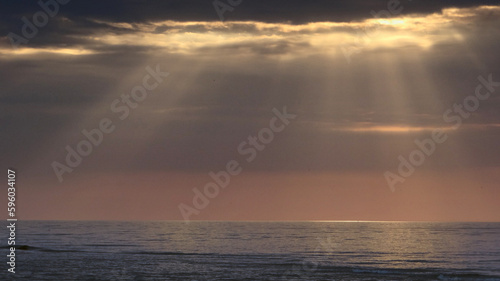 Promienie słońca nad morzem w pochmurny dzień