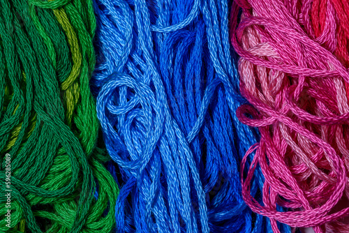 Kolorowe pionowe szerokie pasy z poplątanych bawełnianych nici, niebieski różowy i zielony