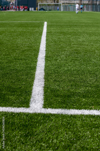 linie pola karnego na sztucznej murawie boiska do piłki nożnej