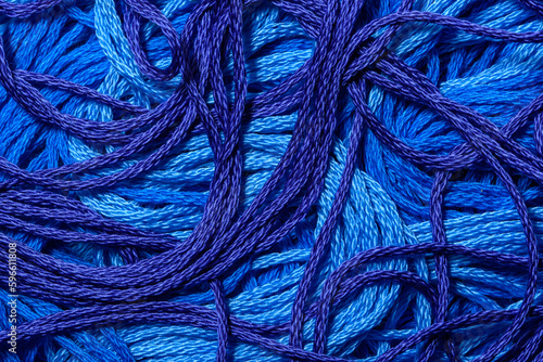 Tapeta wzór ze splątanych sznurków w różnych odcieniach koloru noebieskiego 