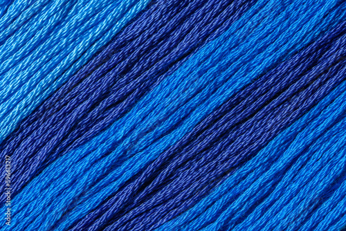 Niebieski tło z nici do szycia haftowania makro