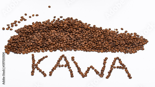 Polski napis kawa ułożony z ziaren Arabica