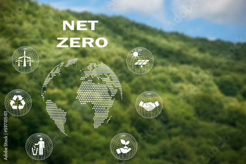 Ikony net zero w widoku z góry lasu dla środowiska naturalnego neutralnego pod względem emisji dwutlenku węgla oraz dla klimatu. Strategia długoterminowa cele emisji gazów cieplarnianych.