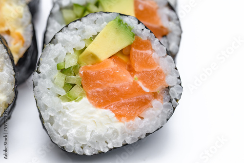 Zbliżenie na liściach i inne składniki sushi zawiniętego w algi nori, ujęcie makro 