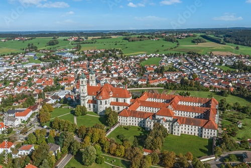 Die Klosteranlage von Ottobeuren im Unterallgäu im Luftbild