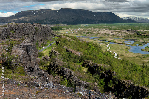 rów tektoniczny islandia Þingvellir na północnym brzegu największego islandzkiego jeziora, Þingvallavatn