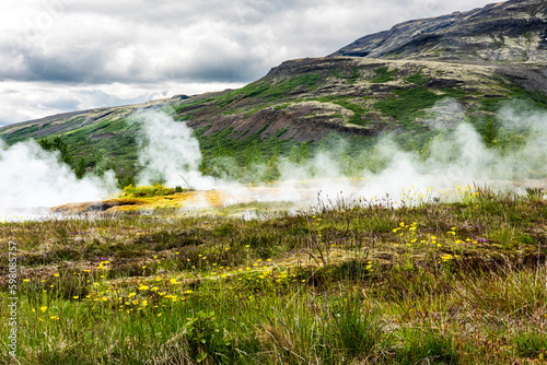 okolica gejzer Geysir na Islandii parujące źródła