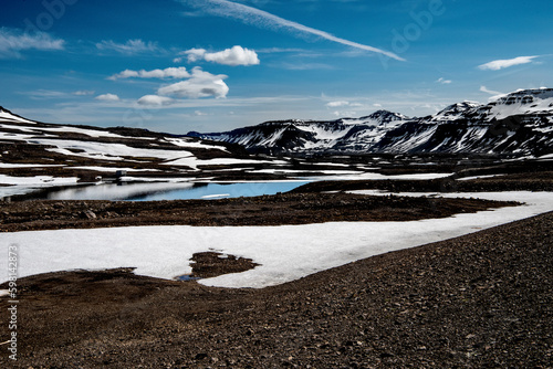 Cudowna Islandia w czerwcu topnienie i błękitne niebo