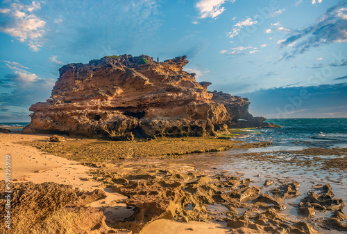 London Bridge natural arch, Cheviot Beach, Point Nepean National Park, Port Sea, Mornington Peninsula, Victoria, Australia