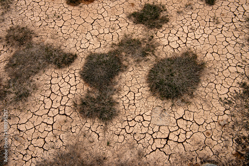 spękana ziemia, susza i katastrofa klimatyczna