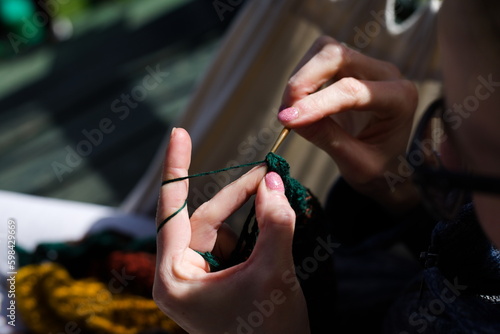 Kobieta korzystająca z szydełka i sznurka