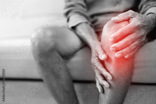 Osteoarthritis is more common in the elderly. Causes knee pain, swelling, redness, stiffness in the knee, clinging noise in the knee.