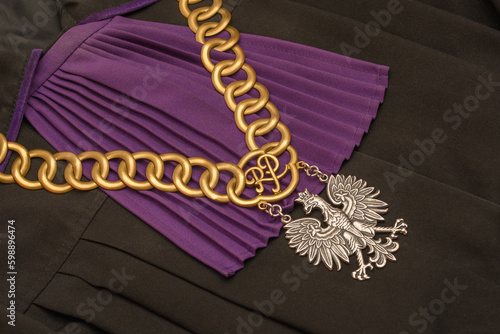 Fioletowa toga suknia sędziowska i łańcuch sędziego w Polsce