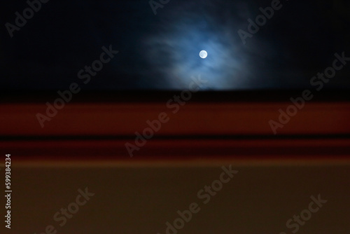 Oddalony Księżyc widziany przez okno