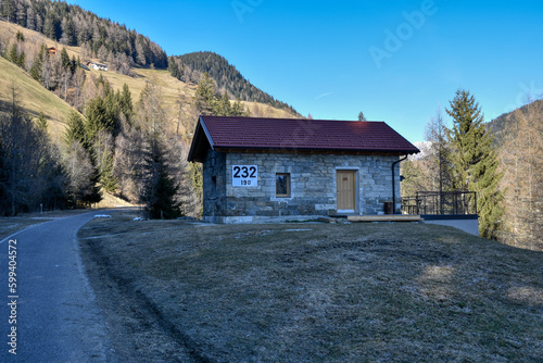 Schelleberg, Moncucco, Bahnwärterhäuschen, Streckenhäuschen, Brennerbahn, Haus, Gebäude, Aufsicht, Stein, Steinhaus, Brennerbahn, Brenner, alter Streckenverlauf, aufgelassen, stillgelegt, abgetragen, 