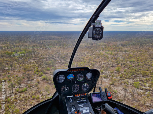 Rundflug mit einem Hubschrauber über die Savanne von Botswana, Afrika 