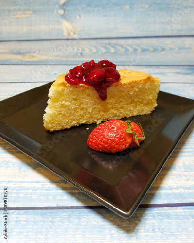 Babka majonezowa z konfiturą wiśniową i truskawkami/ Bundt cake with cherry and strawberry jam