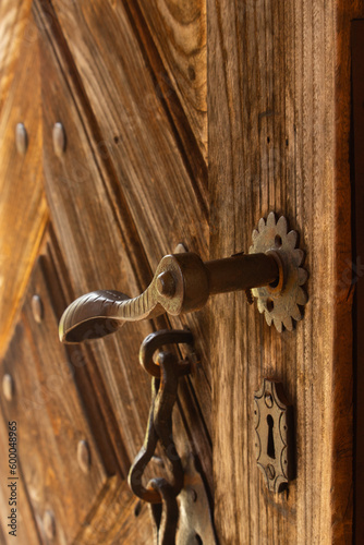 Stara klamka w drewnianych, otwartych drzwiach