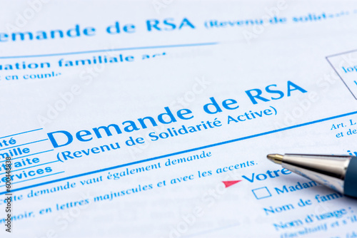 France : Formulaire de demande de RSA (Revenu de solidarité active), allocation assurant aux personnes sans ressources un revenu minimum variable selon la composition du foyer