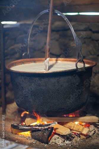 Bacówka w Czorsztynie i okolice. Mleko gotujące się na ognisku w garnku. 