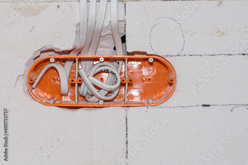 Kable elektryczne umieszczone przez elektryków w ścianie, instalacja elektryczna w domu 