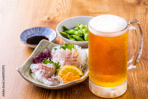 日本の居酒屋の生ビールと刺身