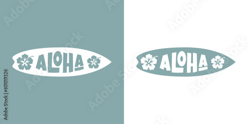 Logo club de surf. Letras palabra Aloha con letras estilo hawaiano con tabla de surf con flores de hibisco