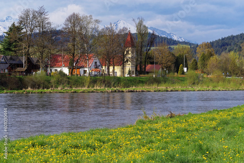 Piękna wiosna w Pienińskiej wsi Sromowce nad Dunajcem. Widok na Słowacką wieś Czerwony klasztor i Tatry.
