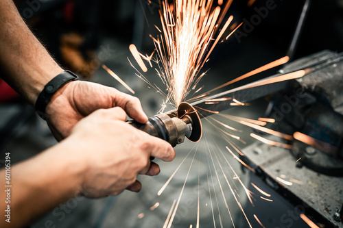 Découpe d'une barre de métal à la meuleuse en industrie