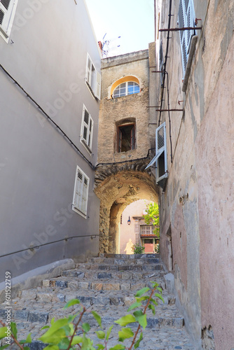 One of the charms of Corte, former capital of Corsica (nicknamed the Island of Beauty), are its small staircases that allow you to move from one alley to another